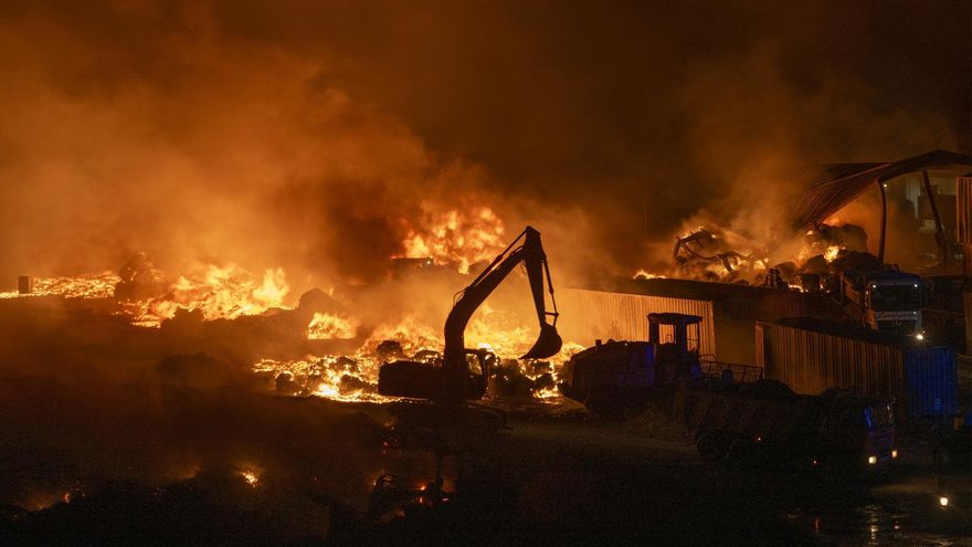Los bomberos logran controlar el incendio del vertedero de Lanzarote