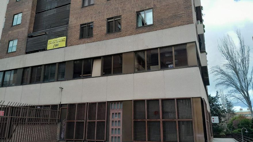 Batalla vecinal en Hortaleza contra la "obra ilegal" para convertir la oficina bajo sus casas en 15 lofts: "Estás desprotegido"