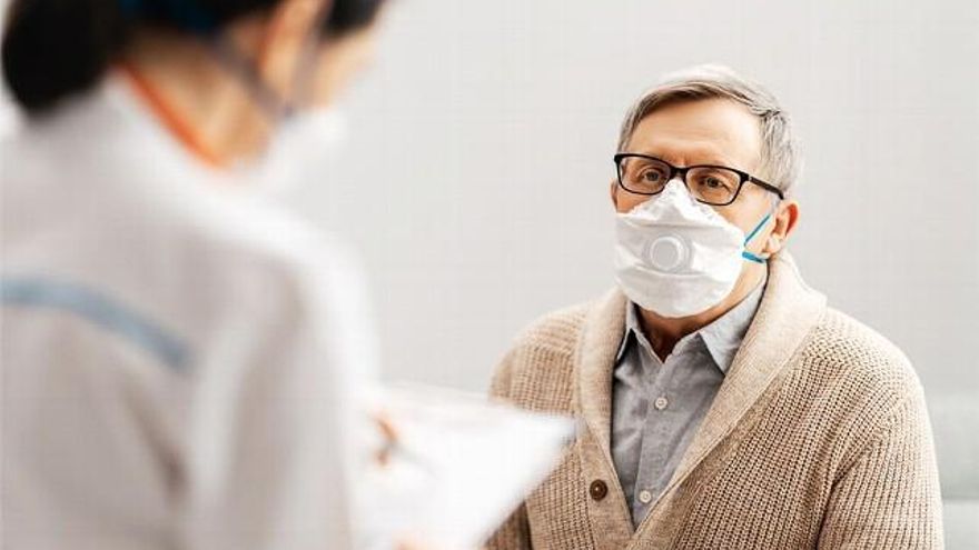 Al haber una gran mayoría de mujeres entre los sanitarios, muchas se contagian. Foto: SINC.