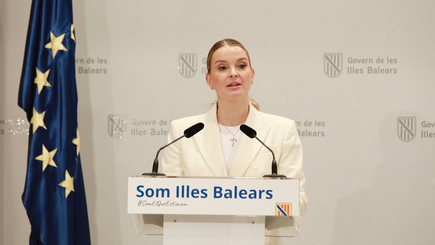 Archivo - La presidenta del Govern, Marga Prohens, durante una rueda de prensa en el Consolat de Mar. Archivo.