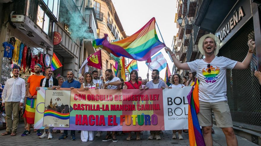 Una colorida manifestación durante la celebración del Orgullo LGTBI en Toledo