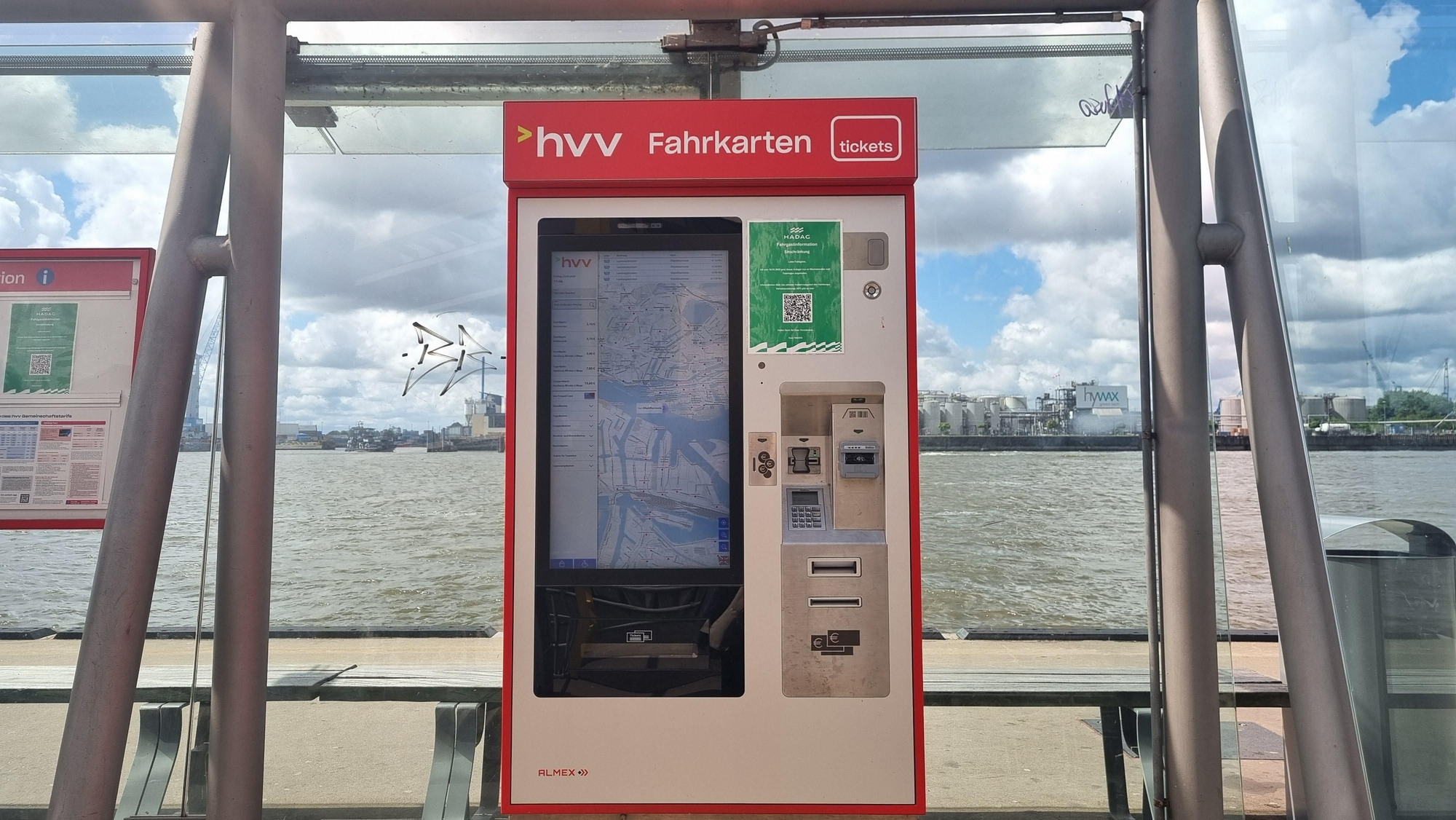 Máquina automática de venta de boletos en terminal de ferry Elbphilharmonie en Hamburgo.