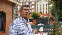 Javier Muñoz pasea frente a las obras de derribo del viaducto de Sabino Arana. /G. A.