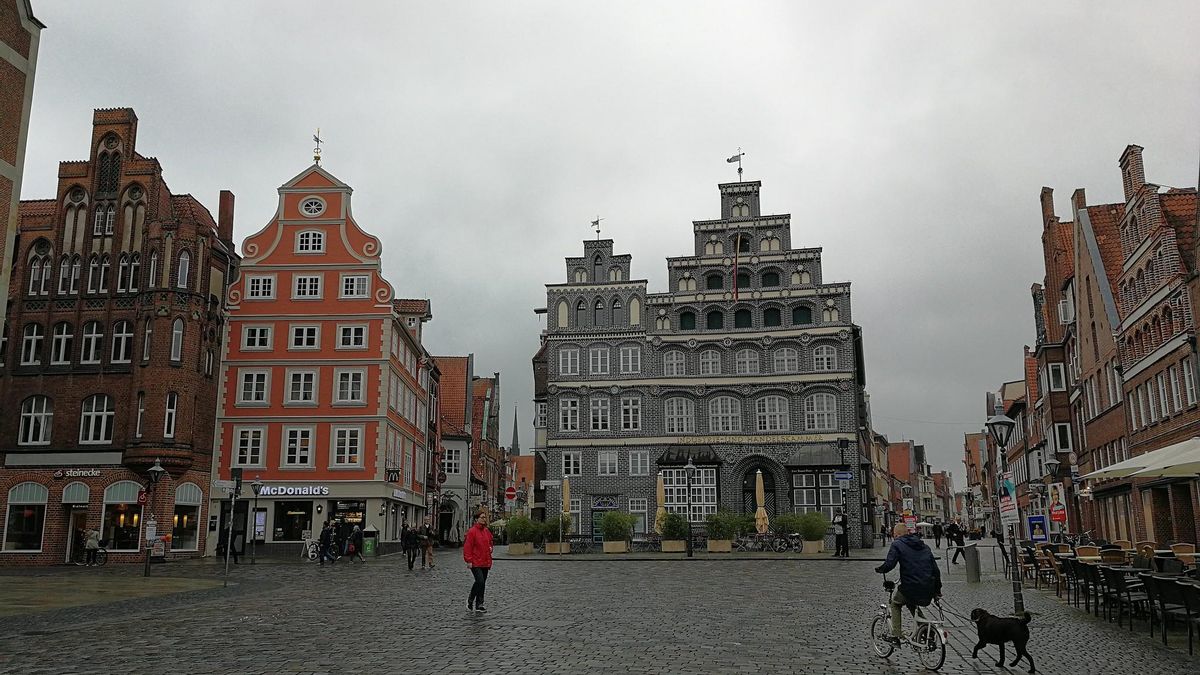 Los ladrillos negros de la Cámara de Comercio resaltan en el conjunto de la Am Sande.