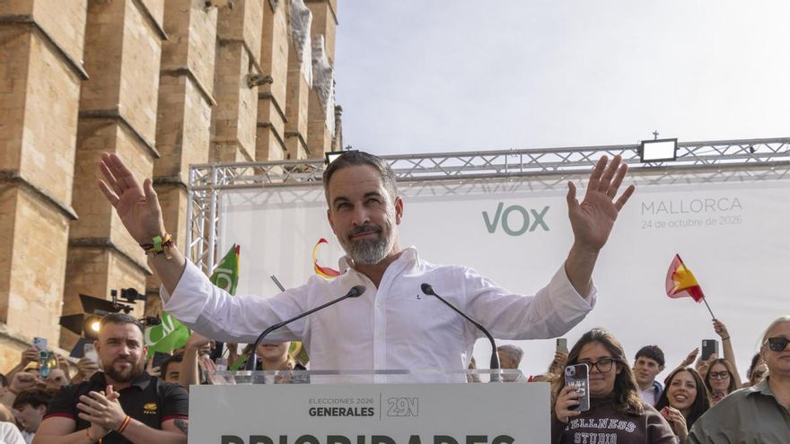El candidato de Vox a la presidencia del Gobierno, Santiago Abascal, participa en un acto de precampaña en Palma de cara a las elecciones generales del 29 de noviembre, este sábado. EFE/ Cati Cladera