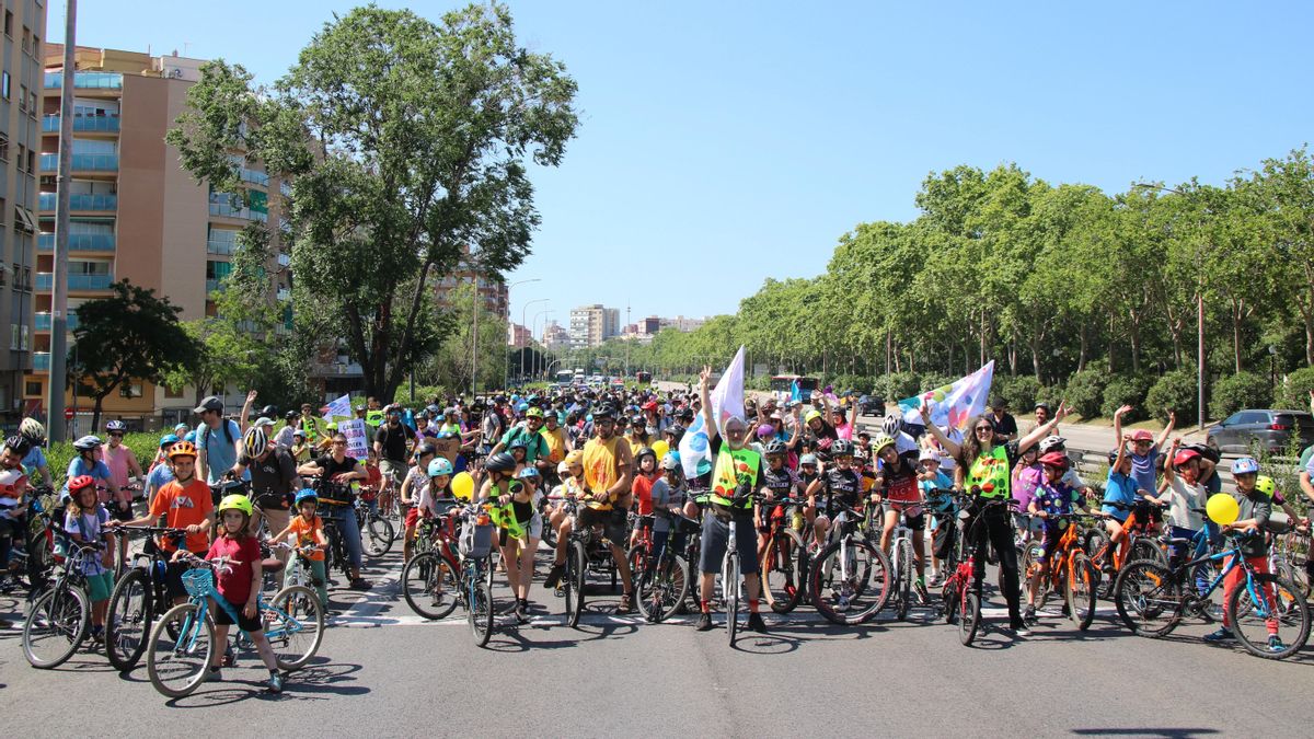 Más de 1.000 ciclistas toman Barcelona para reclamar calles más seguras para los niños