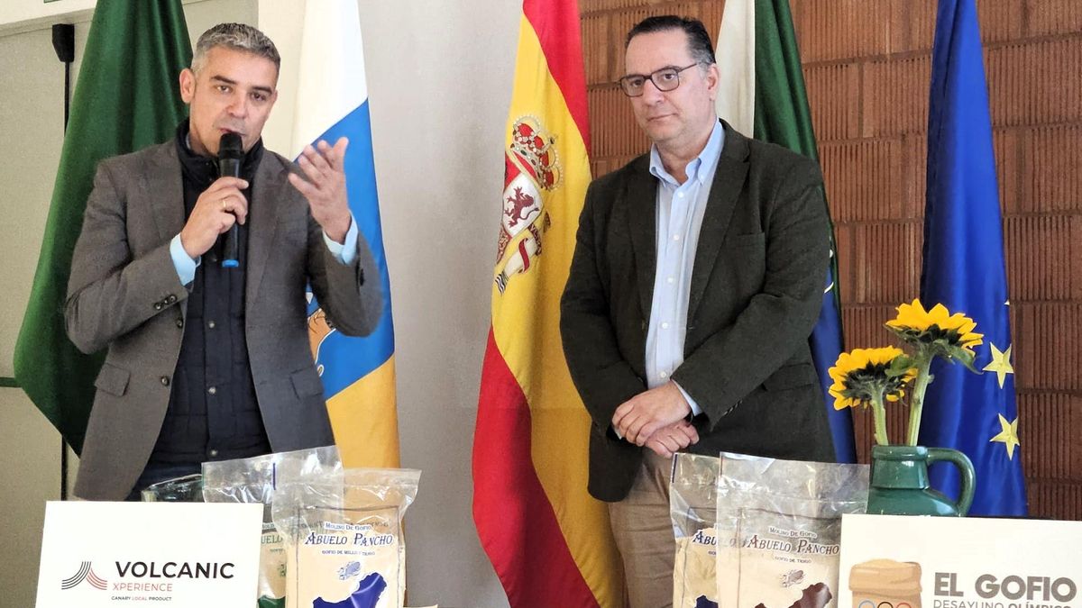 Los consejeros de Educación, Formación Profesional, Actividad Física y Deportes, Poli Suárez, y de Agricultura, Ganadería, Pesca y Soberanía Alimentaria, Narvay Quintero, este viernes en el acto de la firma del acuerdo.