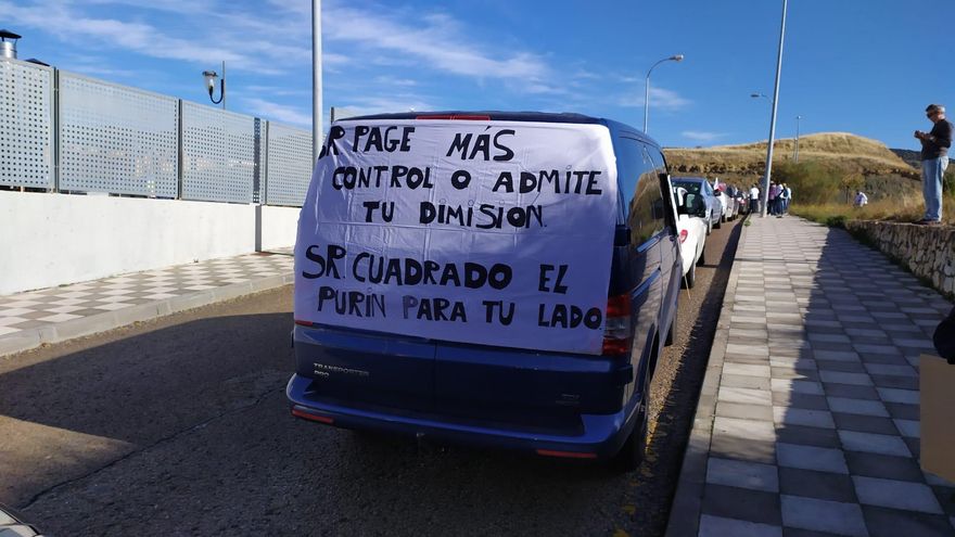 Cientos de coches toman la ciudad de Cuenca para clamar contra las macrogranjas: "Ni en tu pueblo ni en el mío”