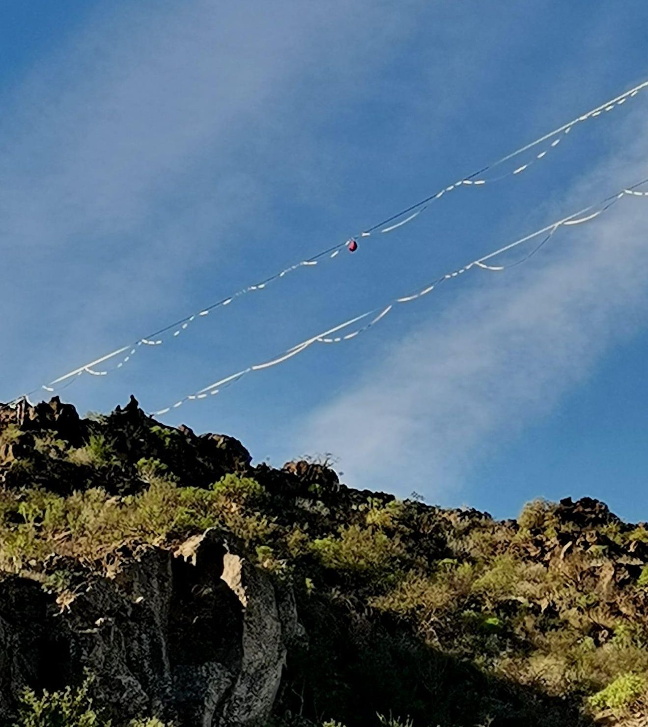 Los cables, tendido sobre el barranco.