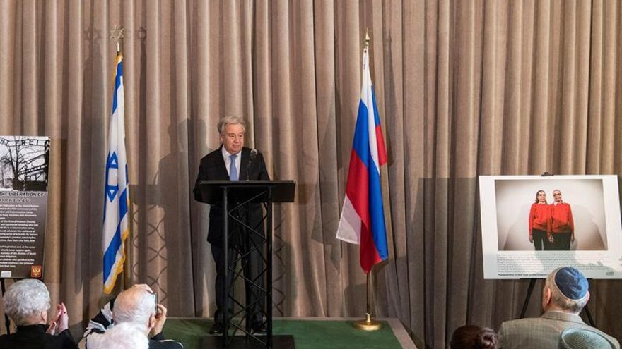 Fotografía cedida este martes por la ONU en la que se registró a su secretario general, António Guterres, durante la inauguración de una exposición que conmemora el 75 aniversario de la liberación del campo de concentración y exterminio nazi de Auschwitz, en la sede del organismo en Nueva York (EE.UU.).