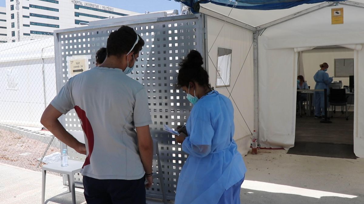 Personal sanitario realiza pruebas PCR en el hospital de campaña situado junto a La Fe en València.