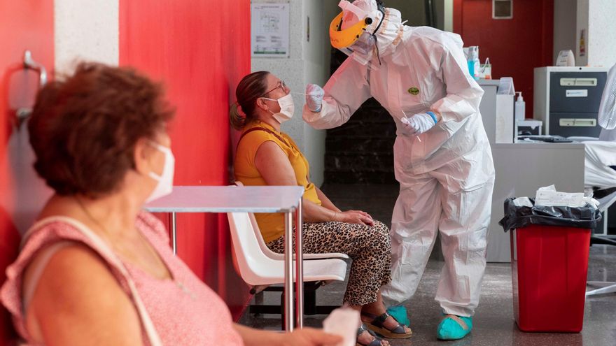 Una enfermera del 062 hace una prueba PCR a una mujer en el Centro de Salud del Barrio de San Diego de Lorca, Murcia. EFE/Marcial Guillén