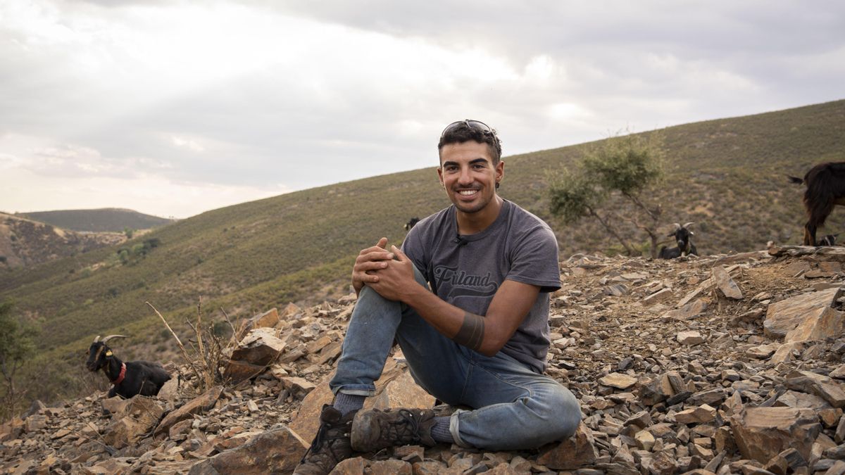 Javier de los Nietos, “Javichu”, en una área de desbroce con su rebaño de 250 cabras en El Atazar.