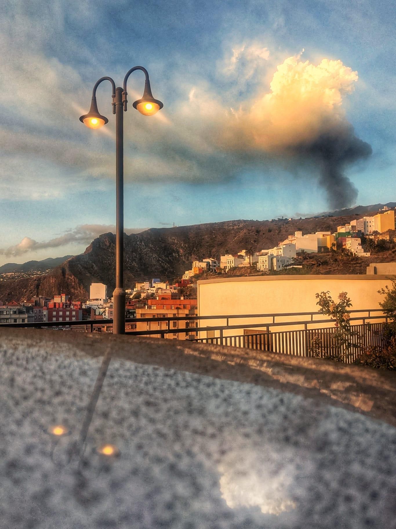 La columna de humo y ceniza del nuevo volcán vista este jueves desde Santa Cruz de La Palma.
