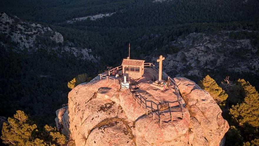 La batalla por las cruces en las montañas aragonesas: una campaña pide que sean retiradas mientras Vox quiere protegerlas