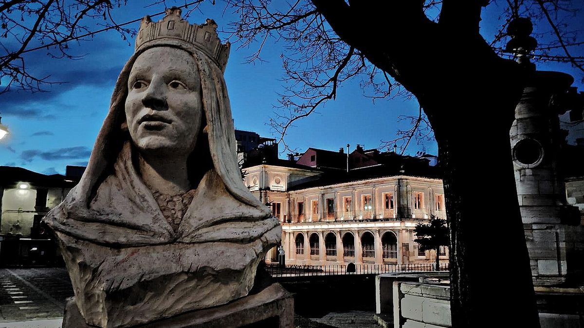 El Ayuntamiento Viejo de León por la noche con el busto de Urraca I de León.