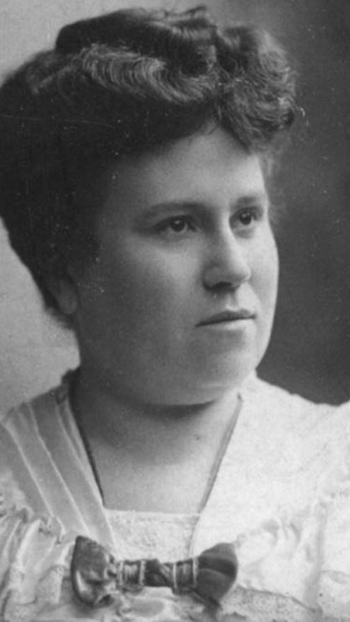 Fotografía de Julieta Lanteri dedicada por ella misma a la Dra. Cecilia Grierson, 1905