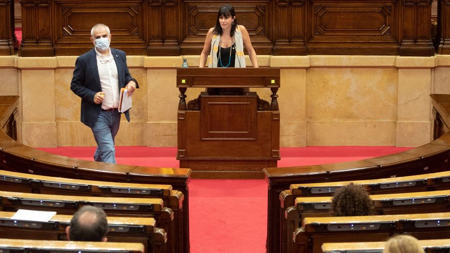 La diputada de JxCat, Aurora Madaula, y el lider de Ciudadanos, Carlos Carrizosa (i), durante el pleno del Parlament. EFE/Marta Pérez.