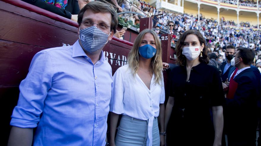 Almeida coloca en el Ayuntamiento con sueldos de 50.000 euros anuales a dos militantes de Nuevas Generaciones recién licenciados