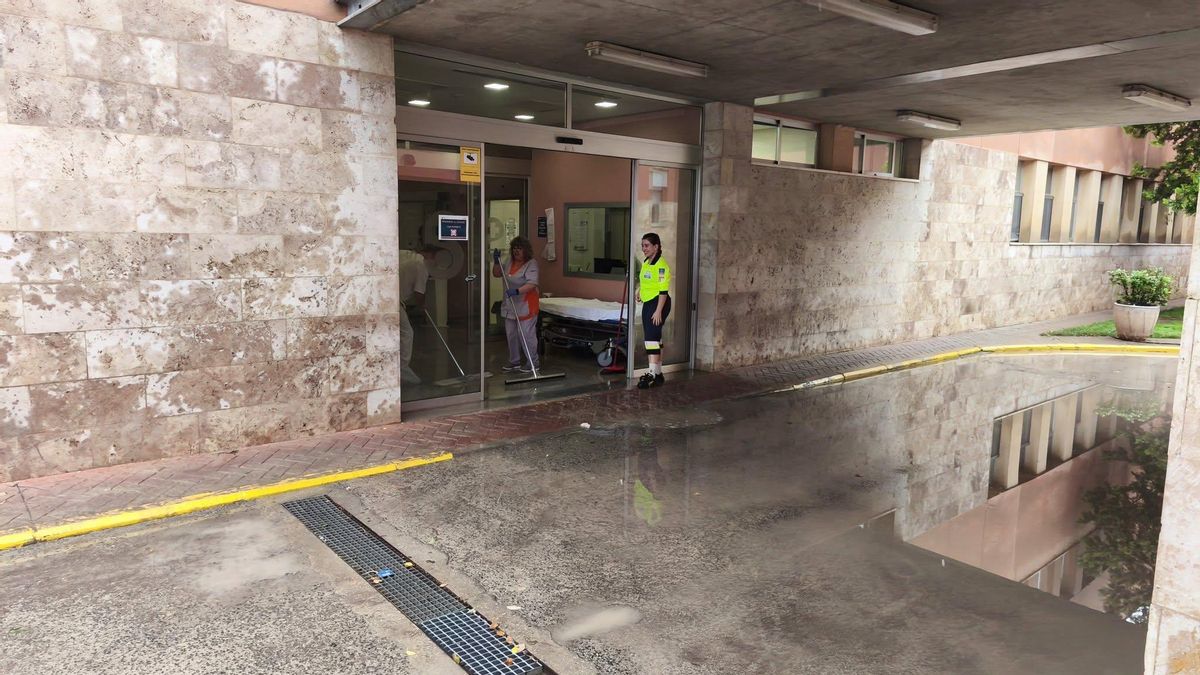 Zona exterior del Servicio de Urgencias del Hospital de Manzanares (Ciudad Real) tras las inundaciones