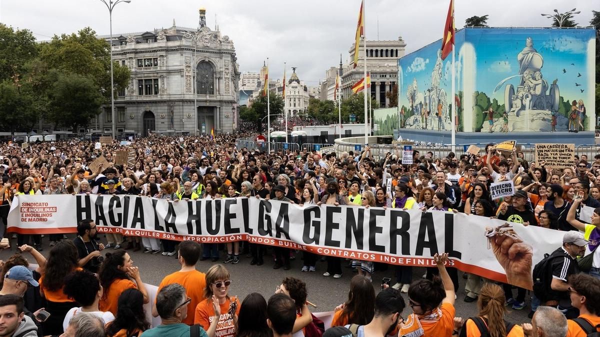 Pancarta con el lema 'Hacia la huelga general' durante la manifestación en Madrid por el problema de la vivienda.
