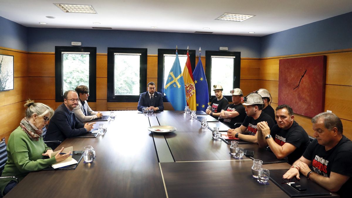 Un momento de la reunión que han mantenido este miércoles los mineros de Minas Miura, a la derecha, con representantes del Gobierno asturiano. El presidente del Principado, Adrián Barbón, en el centro, presidió la reunión.