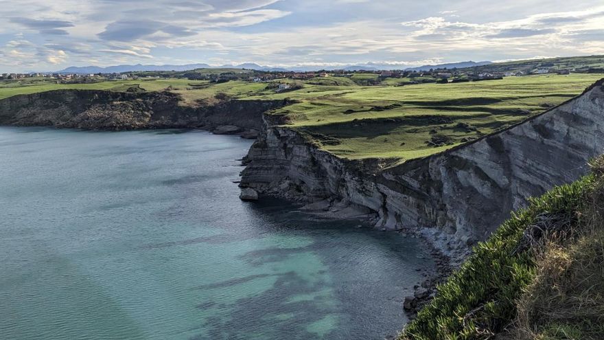 En apenas unos kilómetros puedes completar esta ruta para disfrutar de las vistas desde algunos de los mejores acantilados de Cantabria