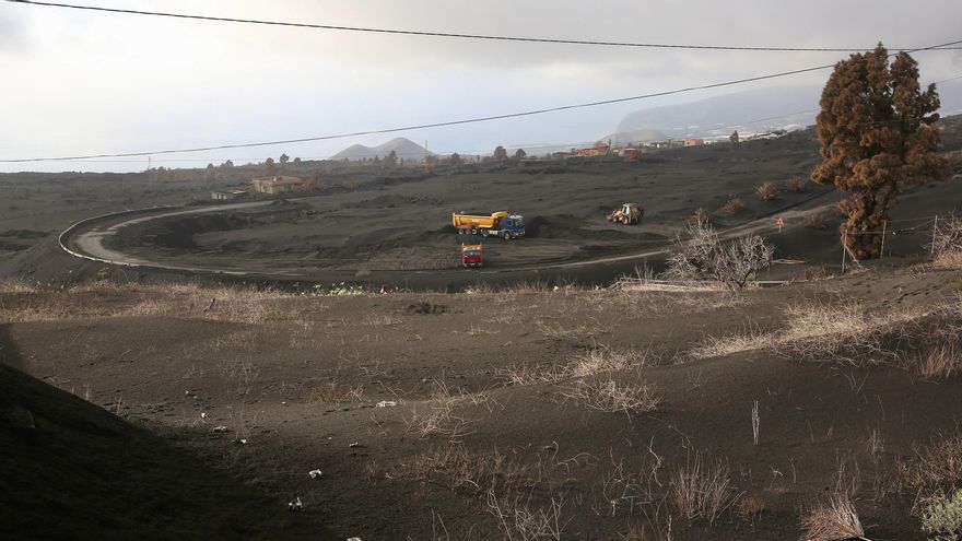 Depósito de cenizas en Las Manchas, donde camiones la recogen para su traslado.