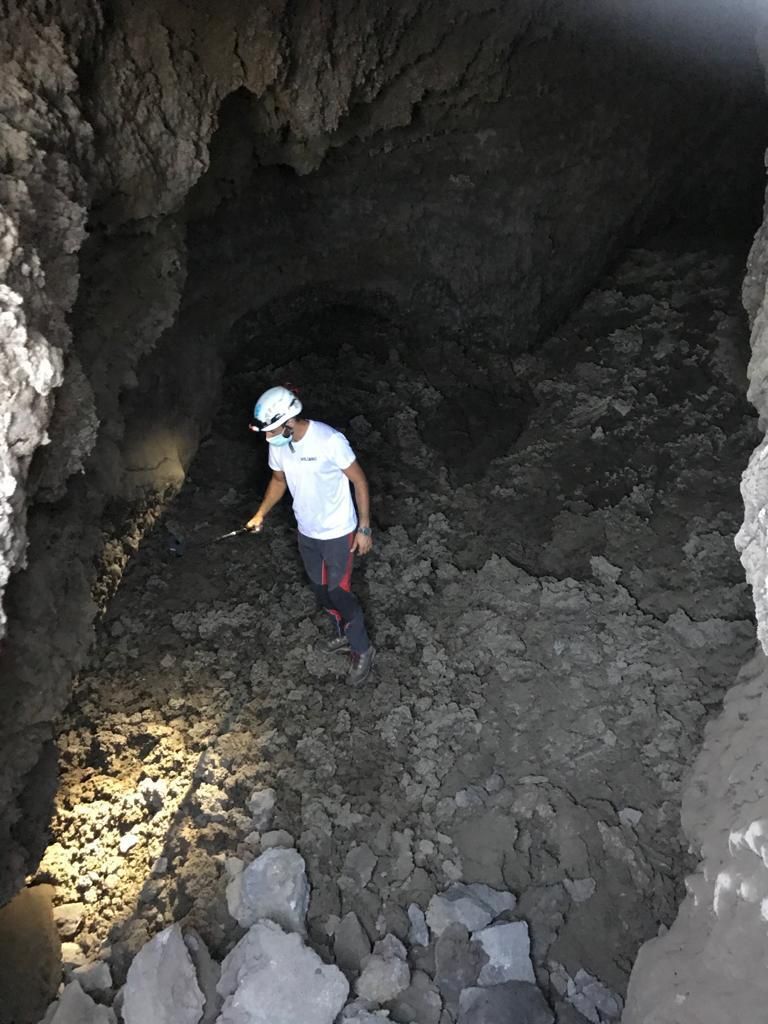 Un técnico en el interior del  tubo volcánico localizado en la zona de Las Manchas (El Paso)
