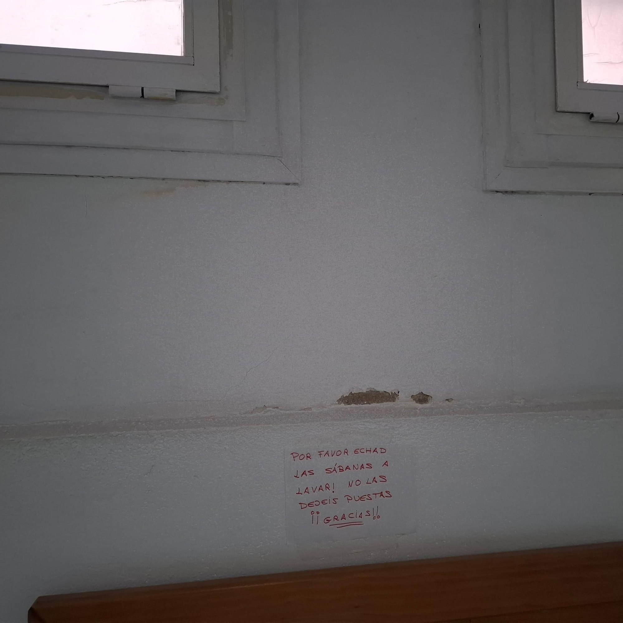 Profesionales del Punto de Atención Continuada (PAC) de Puertollano, dependiente del centro de salud Barataria denuncian la falta de limpieza, humedades o la presencia de cucarachas en el centro