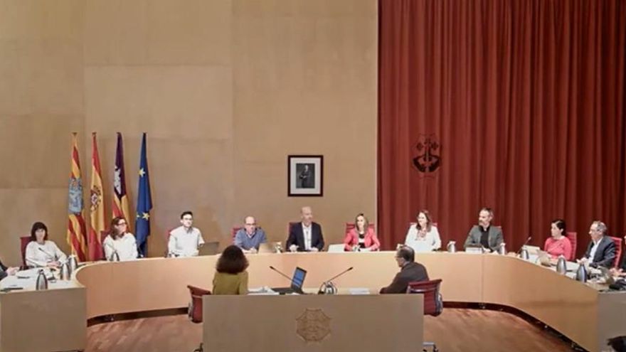 El PP salva sus Presupuestos en Menorca gracias a la abstención de la consellera de Vox a la que echó por trabajar poco