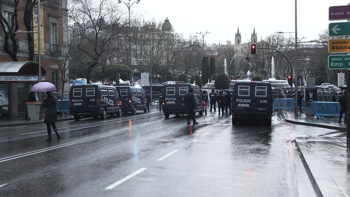 Un centenar de personas se manifiesta en los alrededores del Congreso contra la monarquía