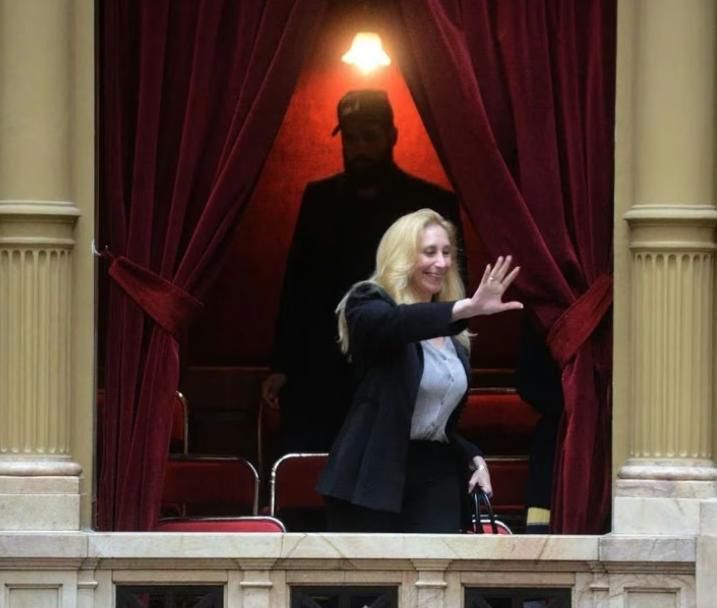 Mario Suli, de gorra, detrás de Karina Milei en el palco de la Cámara de Diputados.