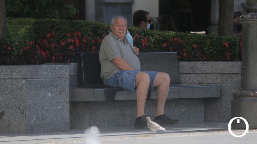 Un cordobés descansando en un banco de Las Tendillas