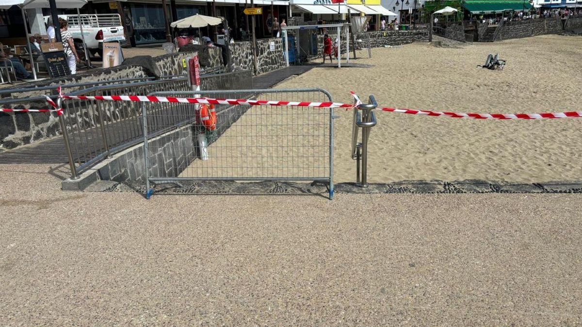 Un nuevo vertido de aguas fecales y residuales obliga al cierre de una playa en Lanzarote