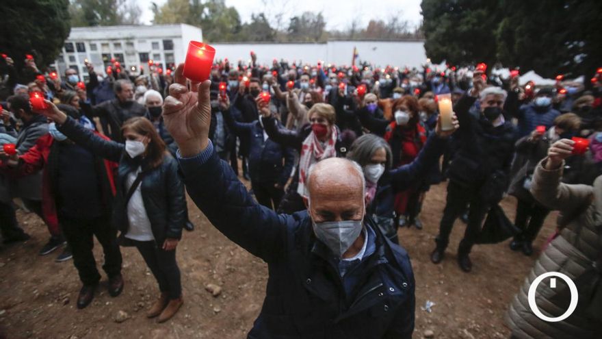 "Que la luz de las velas ilumine la verdad sobre las fosas"
