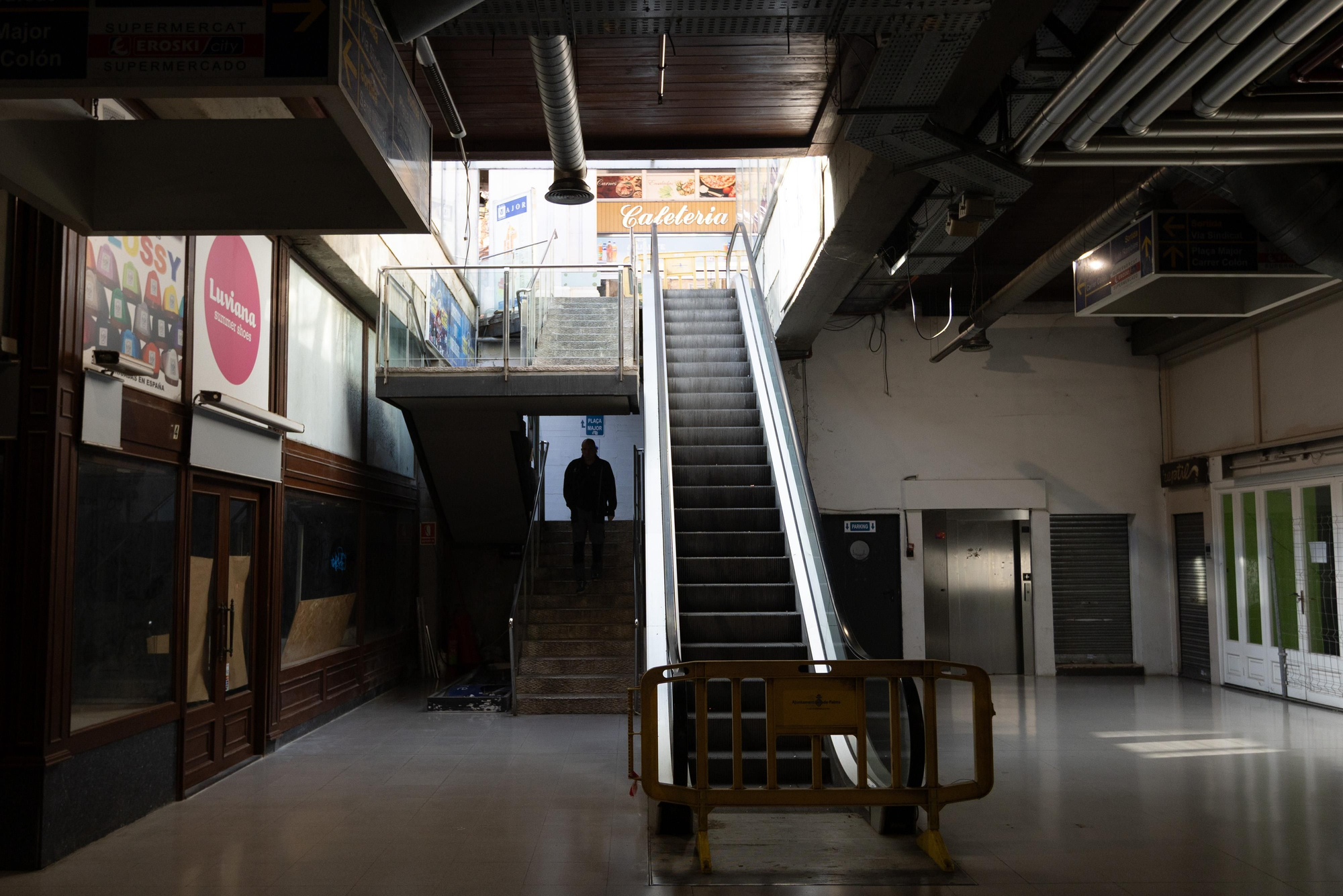Escaleras mecánicas que durante años transportaron a centenares de personas entre la superficie y el subsuelo de la Plaza Mayor