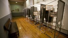 Cabinas de votación en un colegio electoral