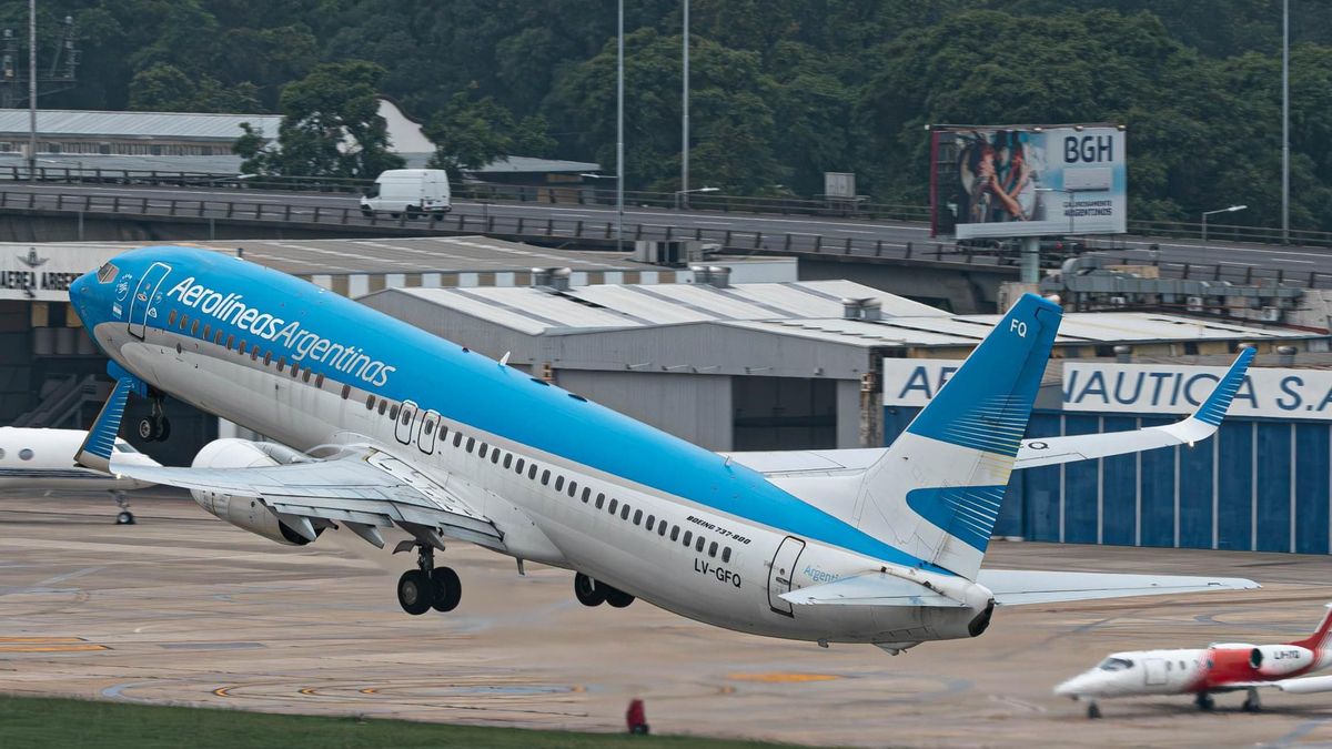Protesta de pilotos por reclamos salariales generan inconvenientes en la programación de los vuelos de Aerolíneas en el Aeroparque metropolitano.
