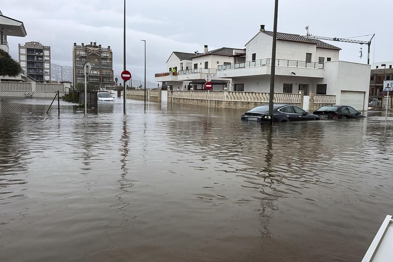 Inundaciones en la zona de la playa de Terranova en la localidad de Oliva este lunes