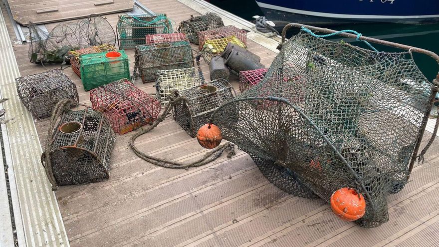 Agentes del Medio Natural incautan 24 artes de pesca prohibidas en la Bahía de Santoña
