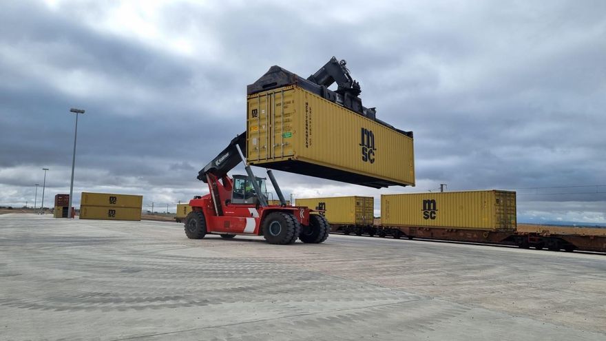 En servicio, aunque aún sin trenes, la terminal ferroviaria de la plataforma logística de Badajoz
