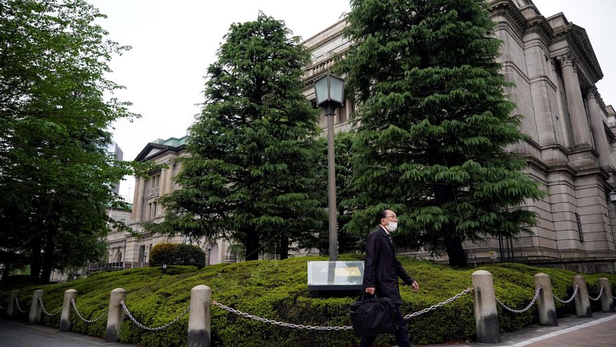 Un peatón con mascarilla pasa por delante del edificio de la sede del Banco de Japón (BOJ) en Tokio, Japón,. EFE/EPA/FRANCK ROBICHON/Archivo