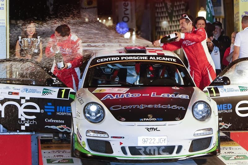 Miguel Fuster (d) y su copiloto, Ignacio Aviñó, tras imponerse en el Rally Islas Canarias El Corte Inglés 2015. (EFE/Quique Curbelo)