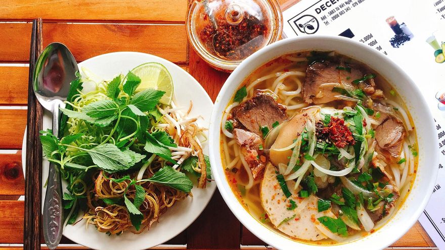 'Bun bo nam bo': cómo preparar en casa la ensalada vietnamita de fideos de arroz con carne