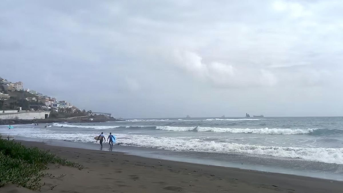 La playa de La Laja inicia su acondicionamiento con trabajos de limpieza y dragado de sus piscinas naturales