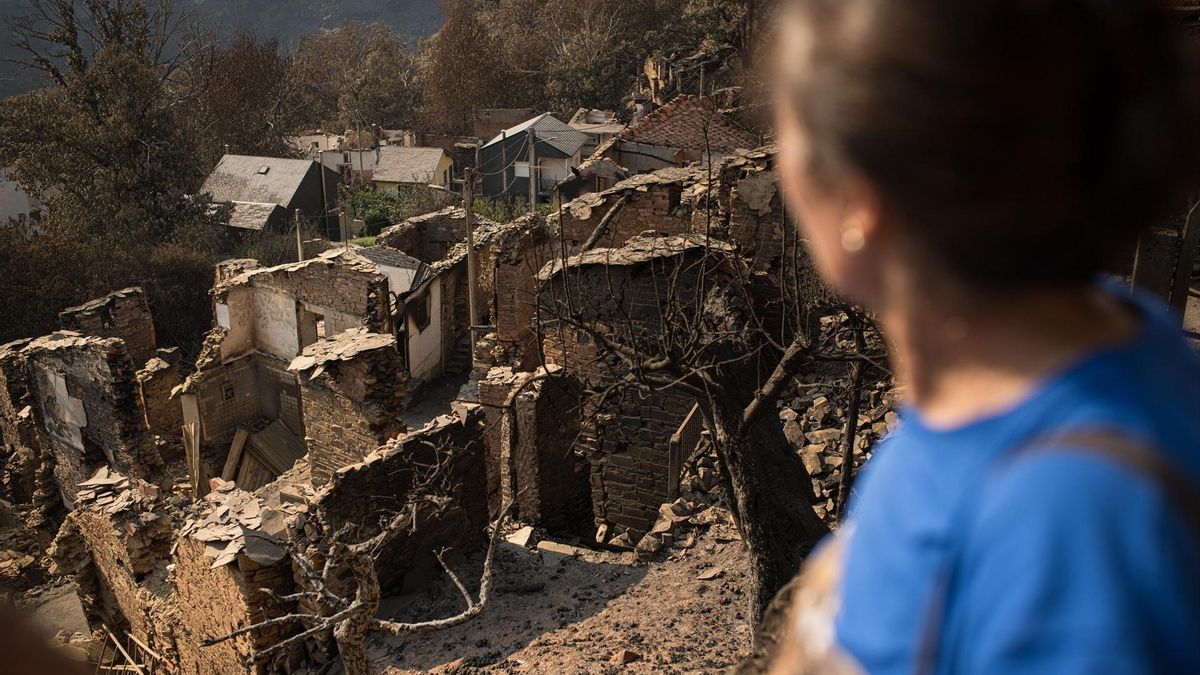 Una vecina en San Vicente de Leira, Ourense, el 24 de agosto.