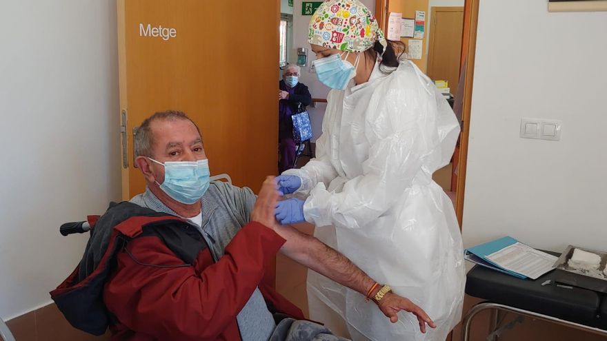 El fiscal jefe de Castellón y una concejala socialista de Dénia, entre los vacunados ajenos a las listas autorizadas