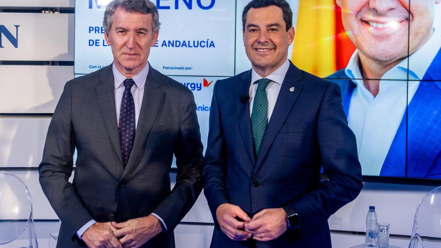 El presidente del Partido Popular, Alberto Núñez Feijóo, presenta al presidente de la Junta de Andalucía, Juanma Moreno, en el encuentro organizado por La Razón, a 14 de julio de 2025, en Madrid (España).
