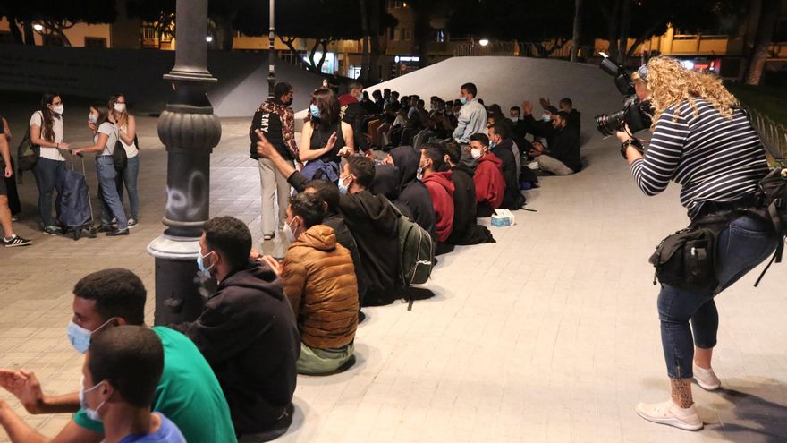 Migrantes esperando más de seis horas en la calle para ser alojados. (ALEJANDRO RAMOS)